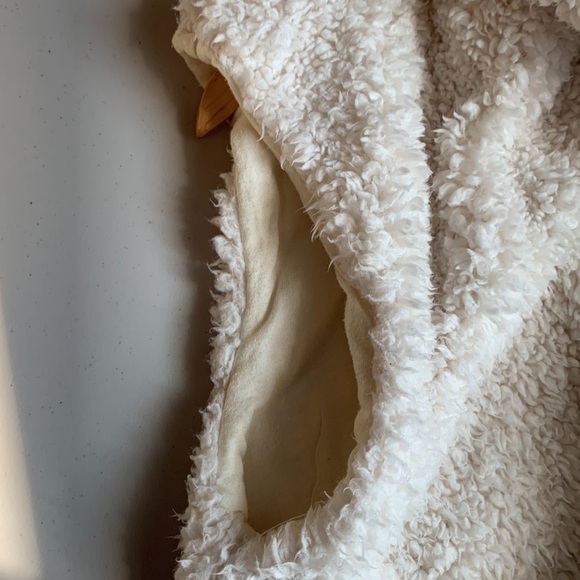 Aerie Sherpa Vest - Picture 14 of 15